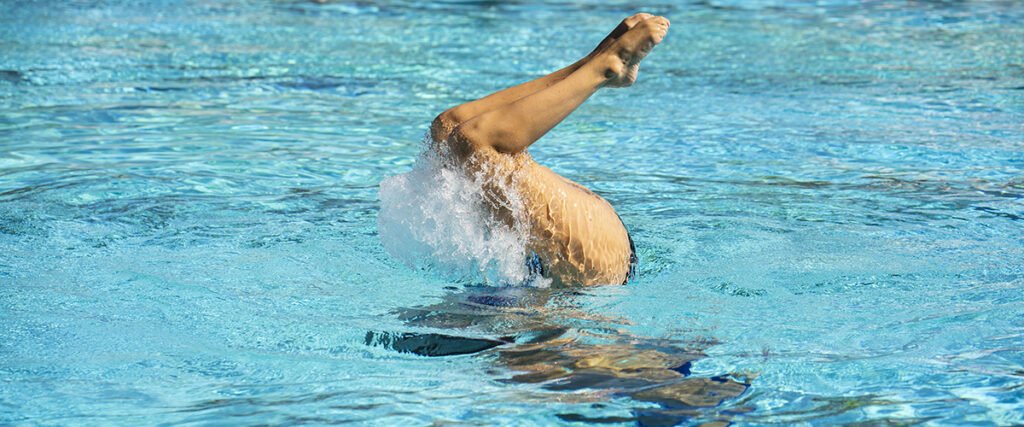 Esercizi in acqua per gambe e glutei